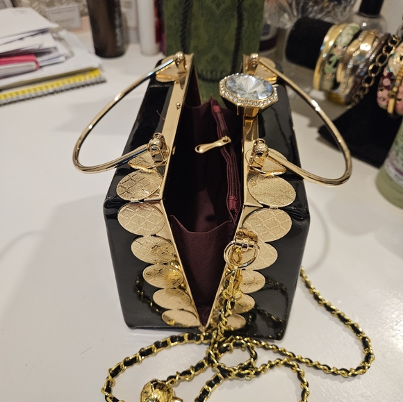 Elegant Black and Gold Women's Bag - Picture 6 of 11